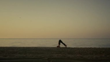 Siluet kadın dışarıda sicim eğitimi veriyor. Yoga yapan kız..