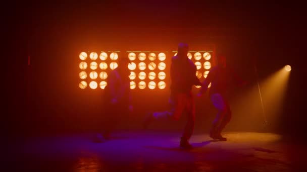 Dançarinos de equipe desfrutando de dança moderna no palco do show. Esportivos homens realizando hip hop — Vídeo de Stock