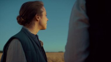 Çiftçinin iş ortağı çiftçi tarlasında altın akşam güneşi yakın plan.