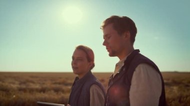 Tarım uzmanları güneşli bir günde çiftlikleri gezerler. Tarım sektöründe takım çalışması.