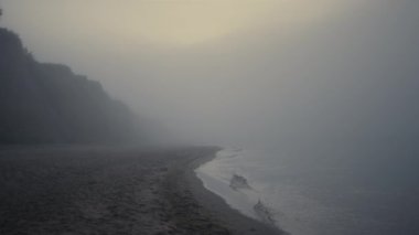 Sabah sisli kayalık plajın manzarası. Gün doğumunda deniz manzarası