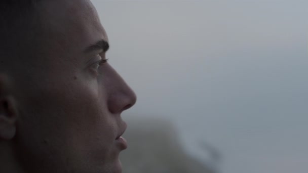 Dreamy man enjoying ocean landscape at sunrise. Calm guy talking with himself — Stock Video