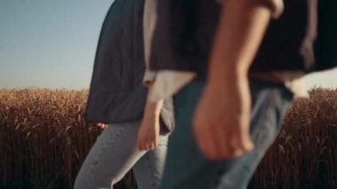 Agronomistler takım olarak birlikte yürüyoruz. Eller tableti kapalı tutuyor..