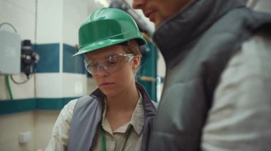 Modern imalat tesisinde çalışan kadın yönetici konuşuyor. Kapatın..