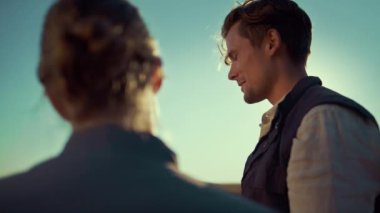 Yakından dinlenen yakışıklı altın güneş ışığı. Tarım müdürleri akşamın tadını çıkarıyorlar