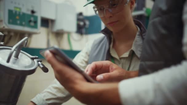 Engenheiros da indústria verificam a manutenção do equipamento. Mãos masculinas segurar tablet close-up. — Vídeo de Stock