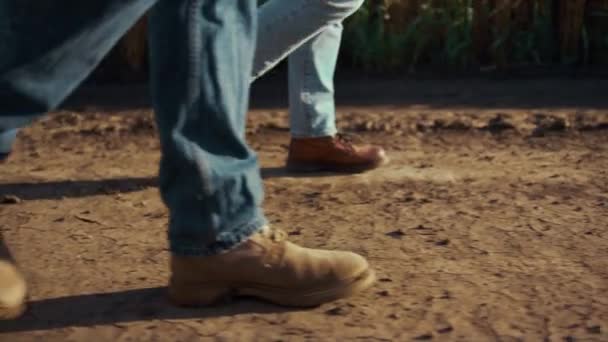 Agronomis sepatu bot berjalan tanah kering bersama-sama di musim gugur pedesaan closeup — Stok Video