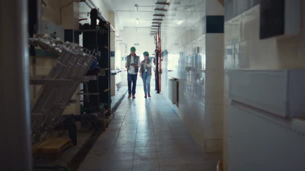 Factory engineers walking production facility. Supervisors discuss milking plans — Vídeo de stock