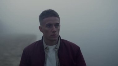 Sabah sisinde depresif bir adam okyanus ufkuna bakıyor. Deniz kıyısında yürüyen adam