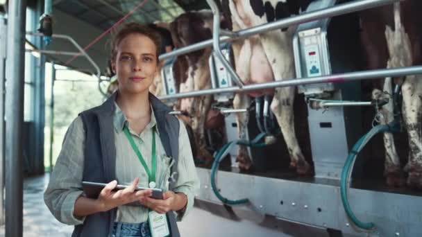 Trabalhador da agricultura posando retrato de fábrica de laticínios. Processo de ordenha automática. — Vídeo de Stock