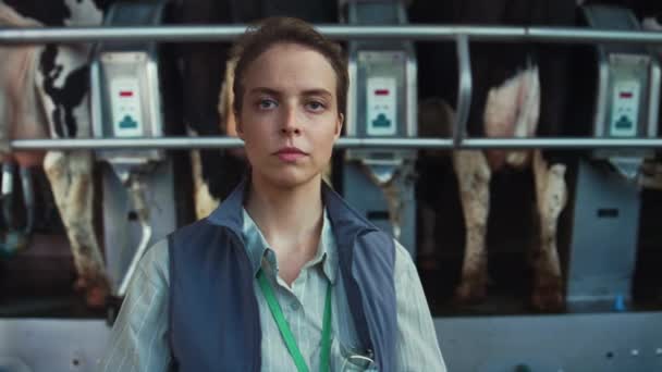 Livestock farmer posing milking facility portrait. Dairy products manufacture. — Stock Video