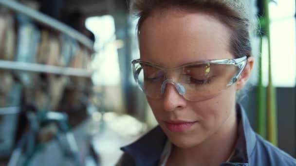 Veehouder controleren melken automatisch proces in beschermende bril closeup. — Stockvideo