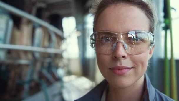 仅配戴眼镜的挤奶工人在奶牛场生产设施摆姿势 — 图库视频影像