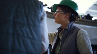 Çiftlik hayvanları işçisi, süt sağma atölyesinde iş arkadaşından bahsediyor..