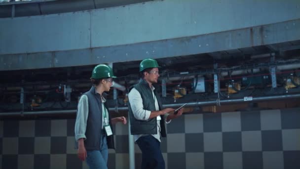 Trabajadores de la fábrica caminando en la sala de lácteos. Moderna instalación de ordeño agrícola. — Vídeo de stock