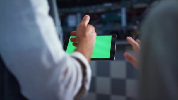 Engenheiro mãos segurando tablet computador com tela de chave chroma na fazenda instalação. — Vídeo de Stock