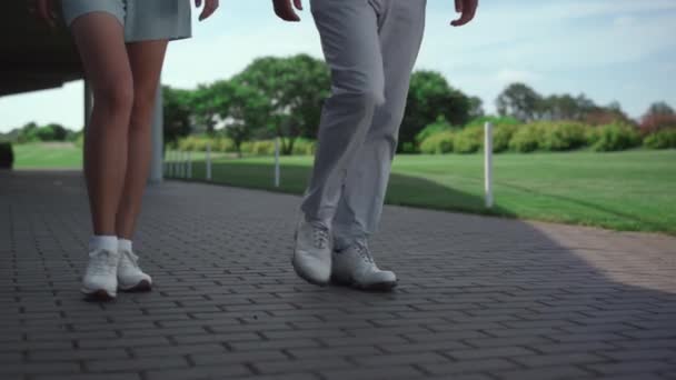 Golfspelers benen wandelen gras country club cursus op zonnige zomerochtend. — Stockvideo