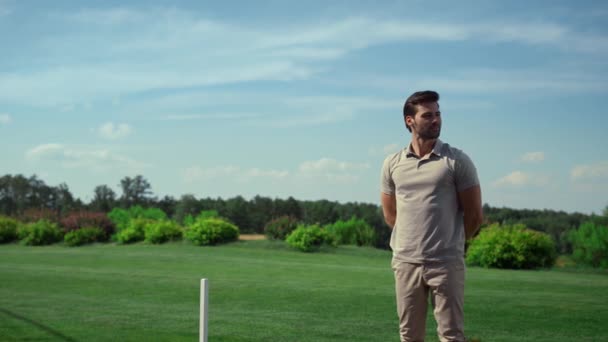 Trabajador del campo de golf disfrutar de un día soleado. Jugador de inspección de golfista en el campo de fairway. — Vídeo de stock