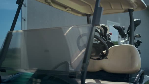Töm golfvagnsutrustning på country fairway. Klubbväska i golfbil utanför. — Stockvideo