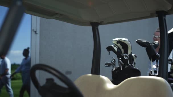 Jugadores de golf caminando juntos en el carro. Pareja de golf en el campo club de campo. — Vídeos de Stock