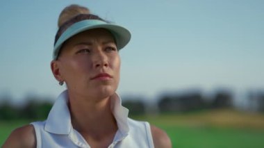 Başarılı bir kadın golf oynar. Güzel golfçü yüzü dışarı bakıyor.