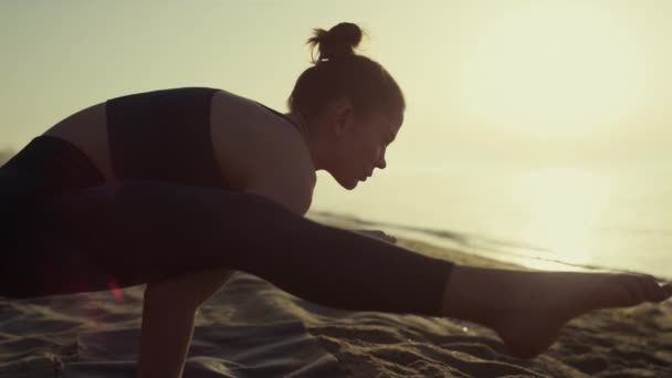 Proffesional yoga woman leaning on hands firefly position at sunset close up. — Stockvideo