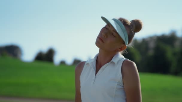 Sexy golfer stretching op natuurlijk. Mooie vrouw doet sport in de zomer. — Stockvideo