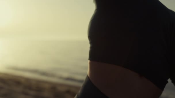 Slank meisje lichaam training svanasana op het strand close-up. Vrouw die zich uitstrekt over de natuur. — Stockvideo