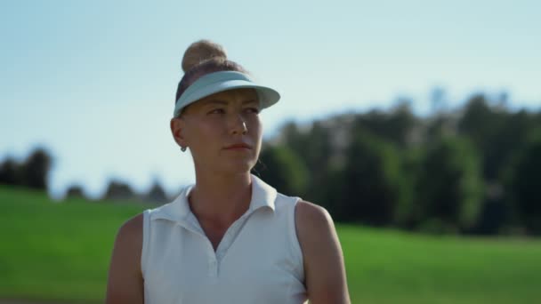 Atractivo golfista buscar partido de juego en curso. Mujer comprobar el resultado en el campo de verano. — Vídeo de stock