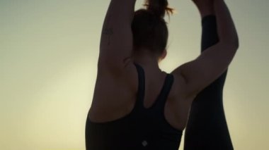 İnce kız yoga egzersizi yapıyor. Bir bacağı yukarıda, açık havada. Kapalı.. 