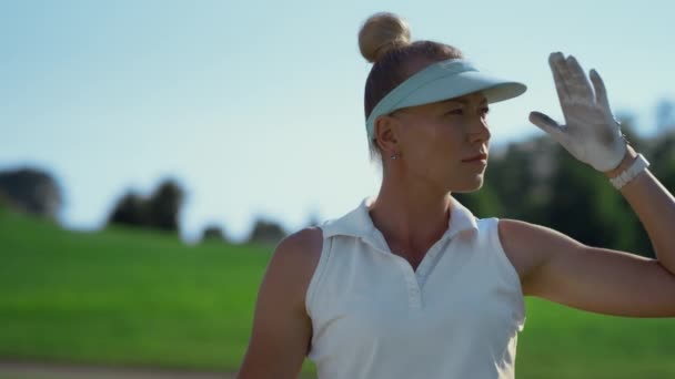 Professional golf woman play sport at green fairway. Golfer looking in sunlight. — Vídeo de stock