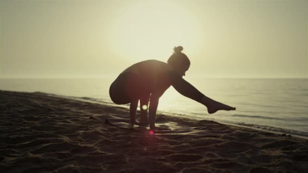 Sporty girl performing firefly pose at sunset close up. Woman practicing yoga. — ストック動画