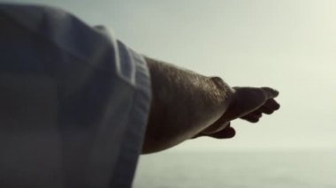 Sporcu elleri deniz kıyısında judo eğitimi için el sallıyor. Spor yapan sporcu.