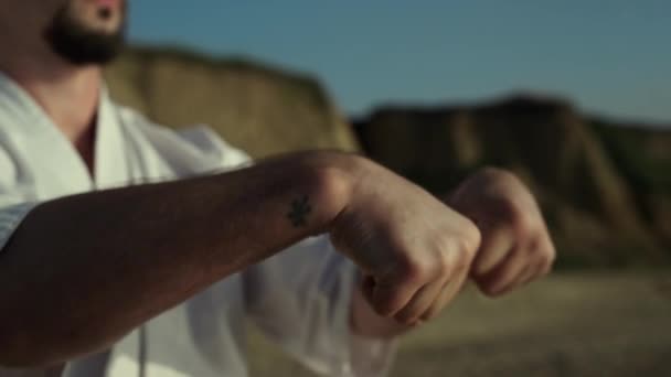 Pewny Siebie Judo Człowiek Rozgrzewający Ręce Obracające Się Pięściami Zewnątrz — Wideo stockowe