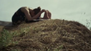 Beach Hill 'de jimnastik yapan sportif kız. Kadın dışarıda yoga yapıyor..