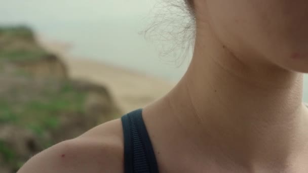 Calm face woman meditating on beach closeup. Peaceful girl close eyes doing yoga — Vídeo de Stock