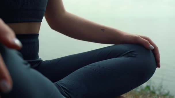 Corpo de mulher irreconhecível sentado lótus posar de perto. Menina praticando ioga. — Vídeo de Stock