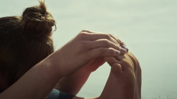Gros plan fille faire des exercices de yoga sur la plage de la mer. Femme étirant la nature estivale. — Video