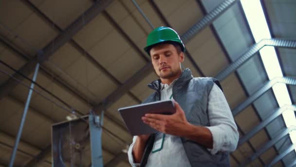 Livestock worker holding tablet computer in shed. Dairy production professional — Stock videók