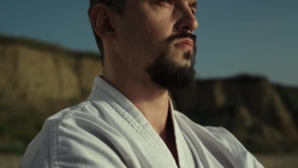 Judo fighter rozgrzewa ręce trening na świeżym powietrzu z bliska. Człowiek praktykujący karate. — Wideo stockowe