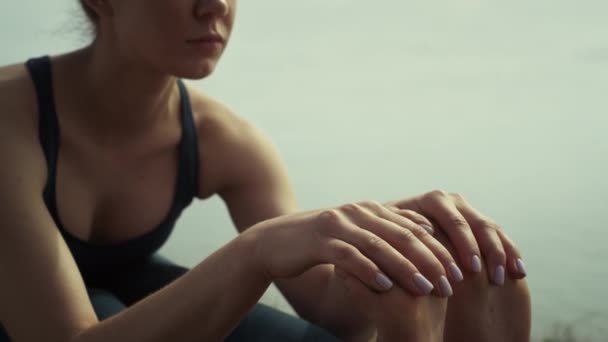 Mulher de ioga fazendo exercícios no mar praia closeup. Relaxado menina alongamento corpo. — Vídeo de Stock