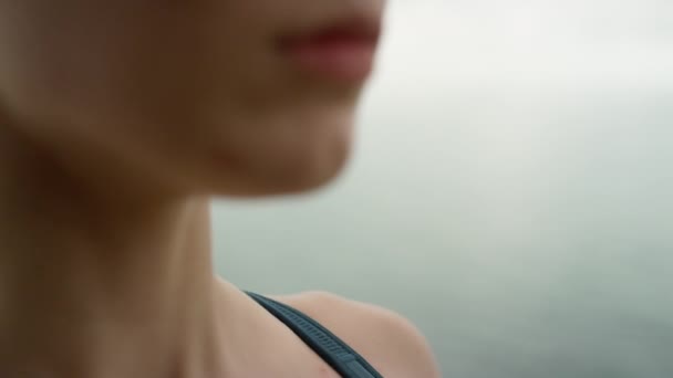 Girl doing breathing exercise on beach closeup. Woman practicing yoga meditation — Vídeo de Stock