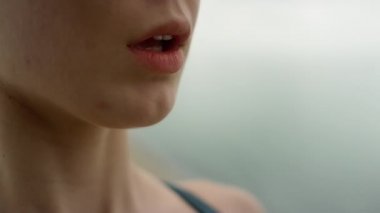 Bilinmeyen kız nefes alıyor yoga meditasyonu yapıyor. Yakın çekim..