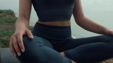 Sahilde Pranayama antrenmanı yapan formda bir kız. Sakin kadın meditasyon yapıyor. 