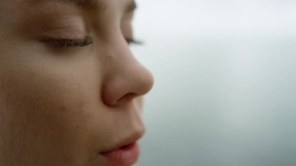 Portrait woman breathing deeply doing yoga exercise outside with closed eyes. — Stockvideo