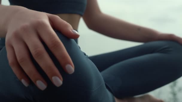 Mãos de mulher deitado pés em lótus posar de perto. Menina desconhecida fazendo ioga. — Vídeo de Stock