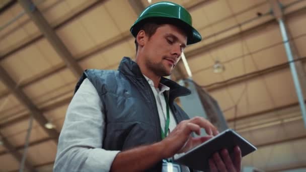Businessman working shed hold tablet closeup. Agricultural supervisor in helmet — Vídeo de Stock