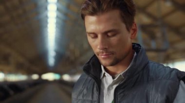 Hayvan kulübesinde poz veren yakışıklı çiftçi portresi. Mutlu tarım işletmesi sahibi.