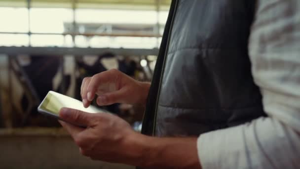 农民的手触摸平板电脑屏幕特写。牲畜无线技术. — 图库视频影像