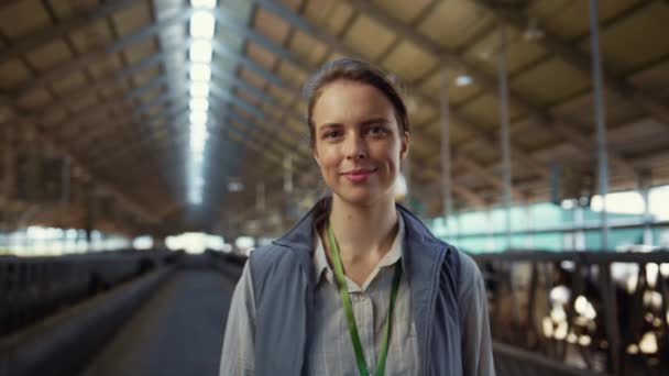 Uśmiechnięta kobieta pozująca do ołtarza samotny portret. Specjalista ds. rolnictwa w pracy. — Wideo stockowe